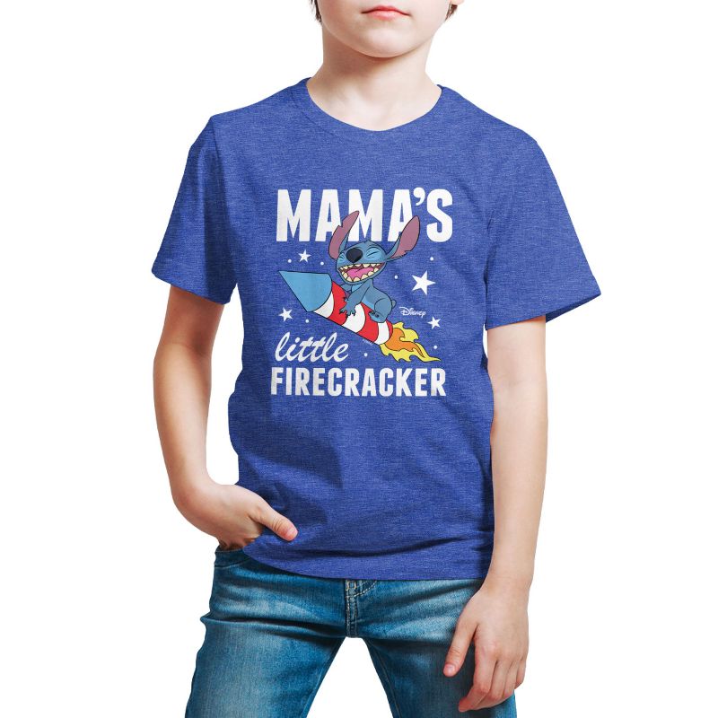تي شيرت جرافيكي بأكمام قصيرة من تصميم ليلو وستيتش - ماما ليتل فايركراكر للأولاد