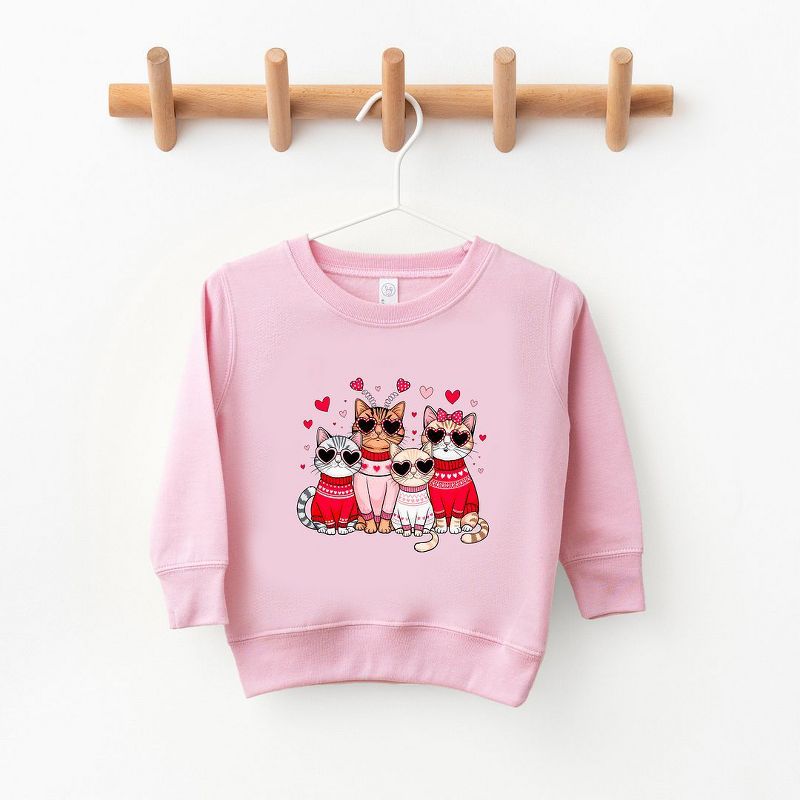 سويت شيرت جرافيكي ناعم للغاية بطبعة قطط عيد الحب من ذا جونيبر شوب