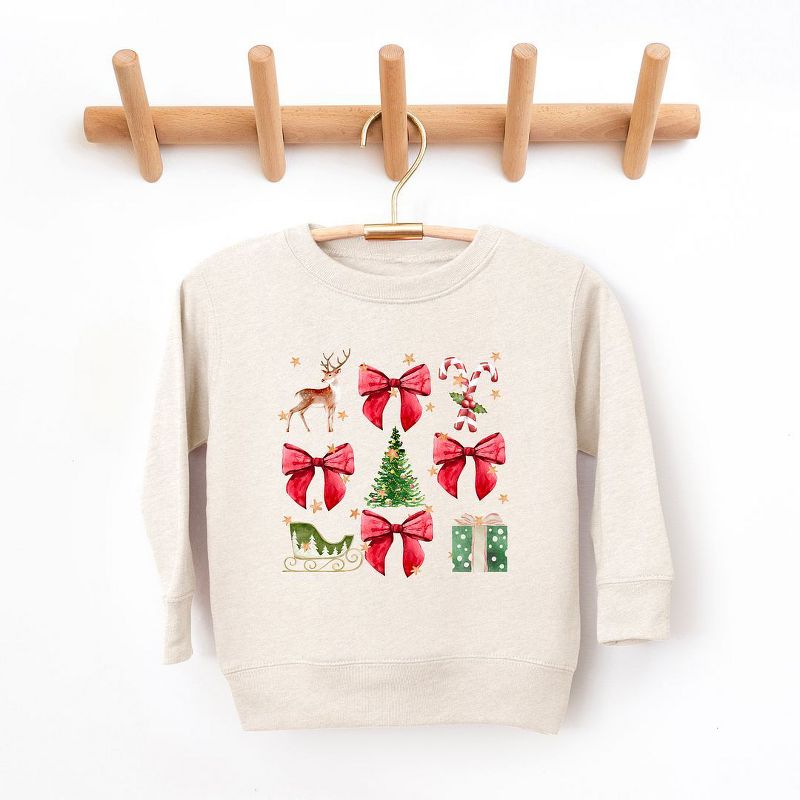 سويت شيرت جرافيكي ناعم للغاية من مجموعة Coquette Christmas Collage للشباب من Juniper Shop