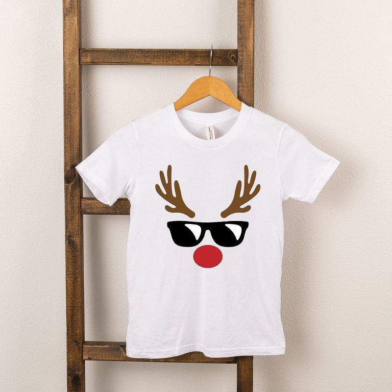 تي شيرت بأكمام قصيرة من The Juniper Shop مطبوع عليه صورة رنة صبي