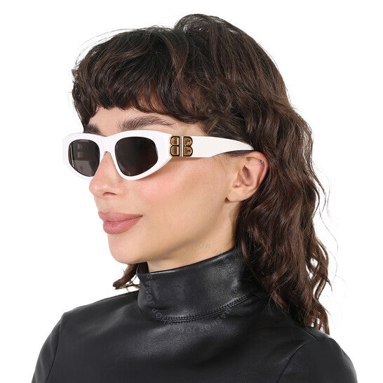 نظارات شمسية نسائية من بالنسياغا، بتصميم عين القطة الرمادية