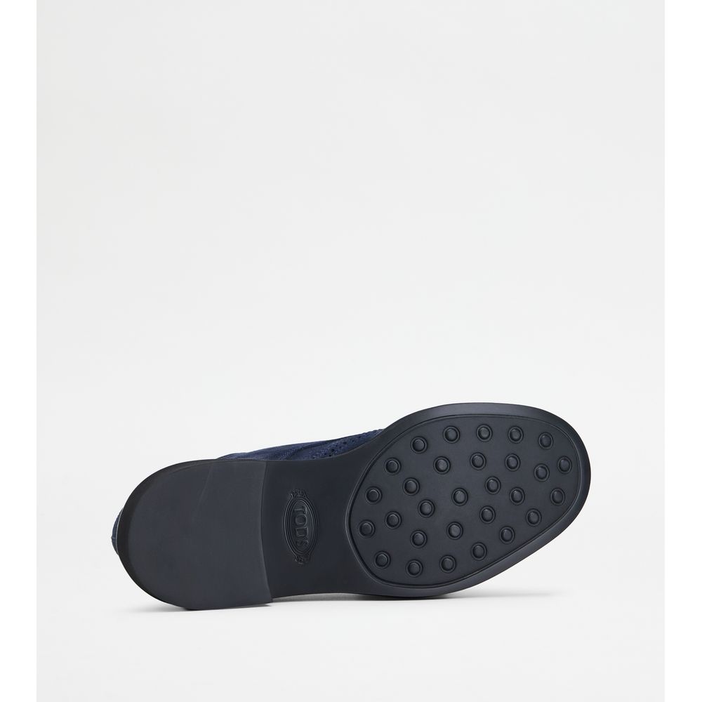 lace-ups in suede