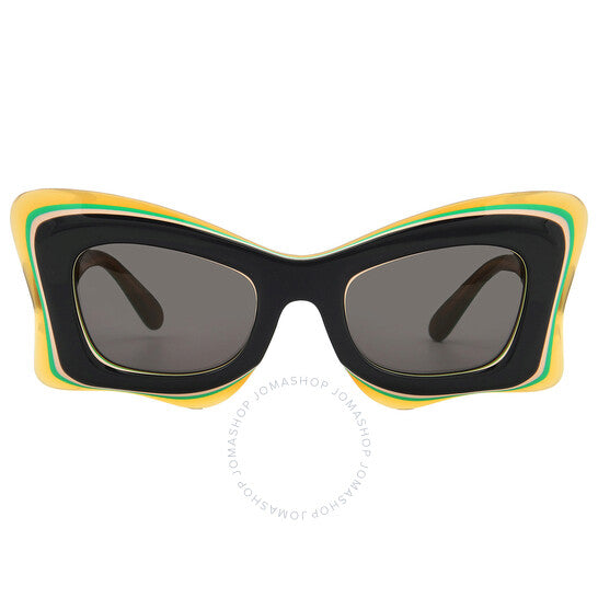 نظارات شمسية نسائية من Loewe بتصميم فراشة الدخان