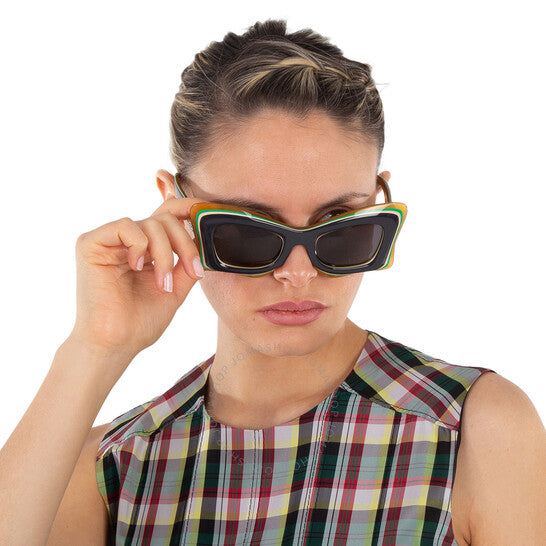 نظارات شمسية نسائية من Loewe بتصميم فراشة الدخان