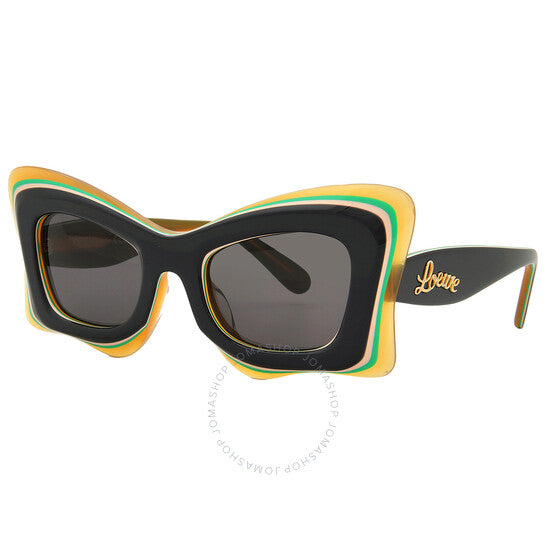 نظارات شمسية نسائية من Loewe بتصميم فراشة الدخان