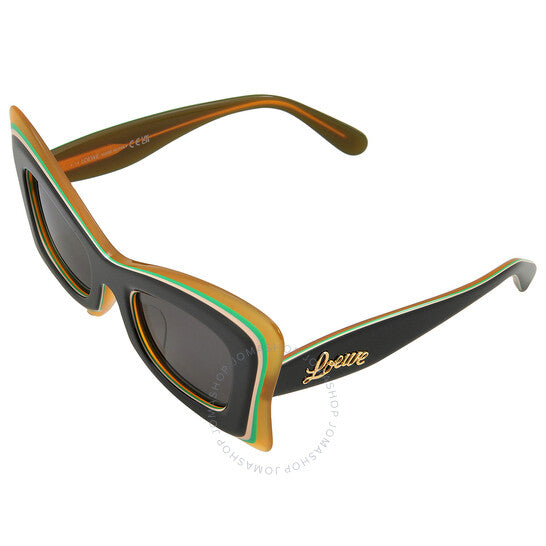 نظارات شمسية نسائية من Loewe بتصميم فراشة الدخان