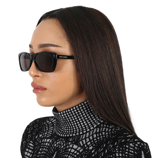 نظارة شمسية نسائية بتصميم عين القطة رمادية من سان لوران