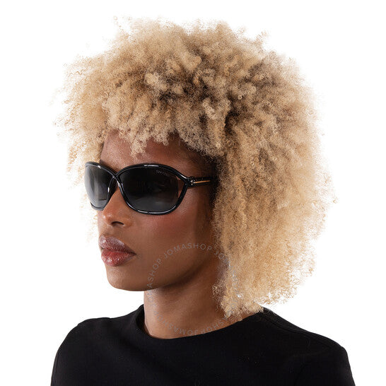 نظارات شمسية نسائية من توم فورد، بتصميم دخاني