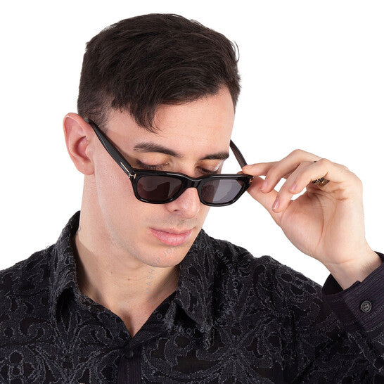 نظارات شمسية توم فورد سنودون بولارايزد سموك سكوير للرجال