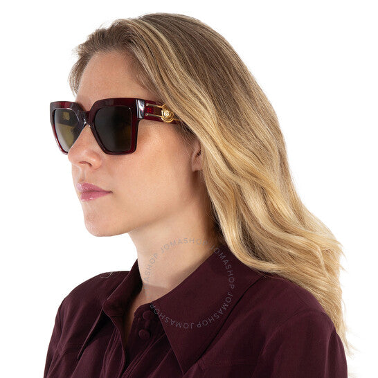 نظارة شمسية نسائية من فيرساتشي، بتصميم فراشة باللون البني