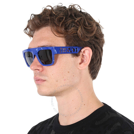 نظارة شمسية رجالية من Versace، بتصميم Brown Line باللون الرمادي الداكن