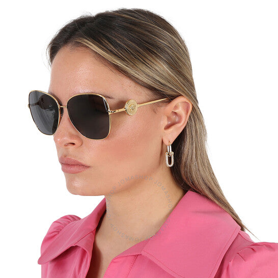 نظارة شمسية نسائية من فيرساتشي، بتصميم فراشة رمادية داكنة