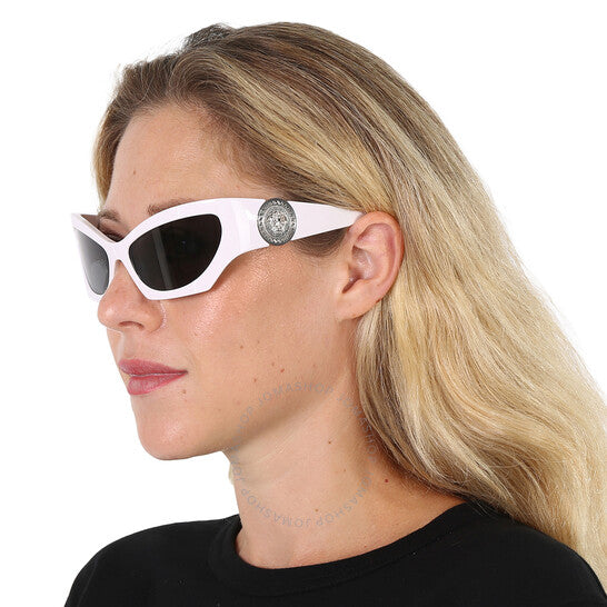 نظارة شمسية نسائية بتصميم عين القطة باللون الرمادي الداكن من فيرساتشي