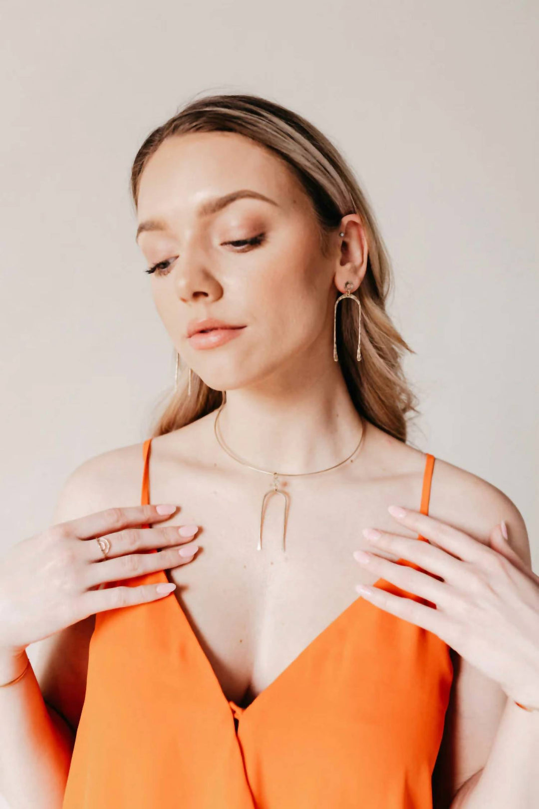 women's archies neck wire necklace in gold