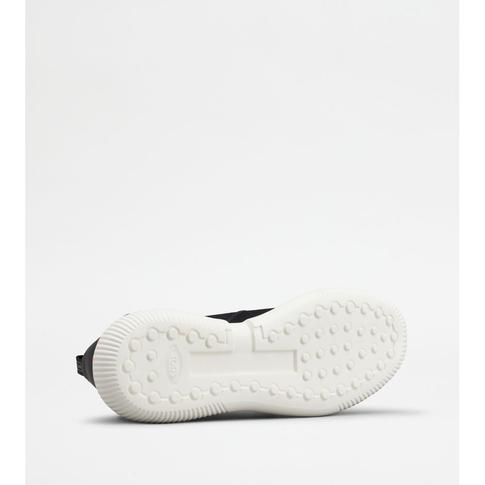 no_code knit in technical fabric and leather