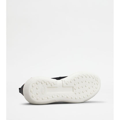 no_code knit in technical fabric and leather