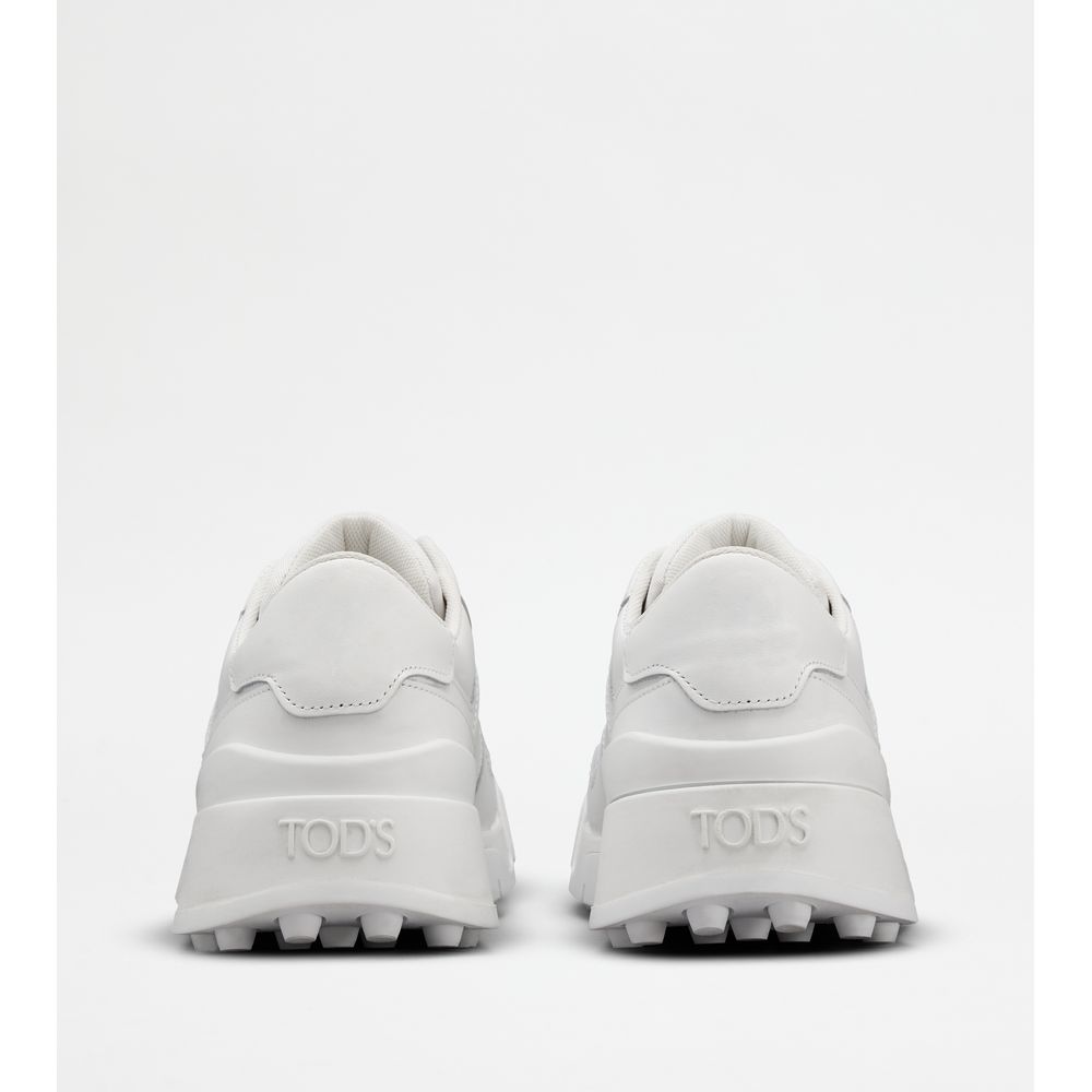 sneakers in leather