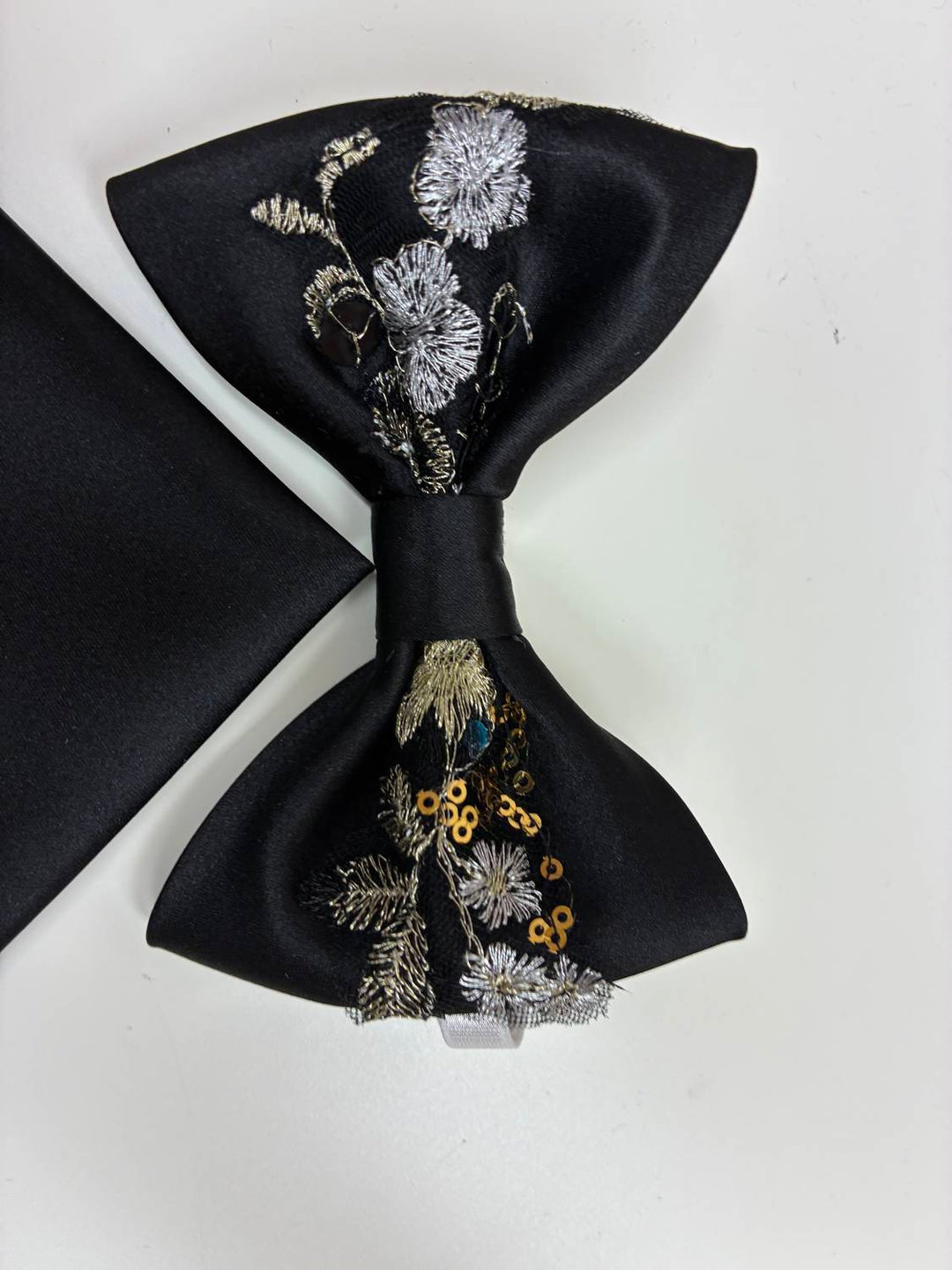 men's bow tie and pocket piece in black with embroidered pattern