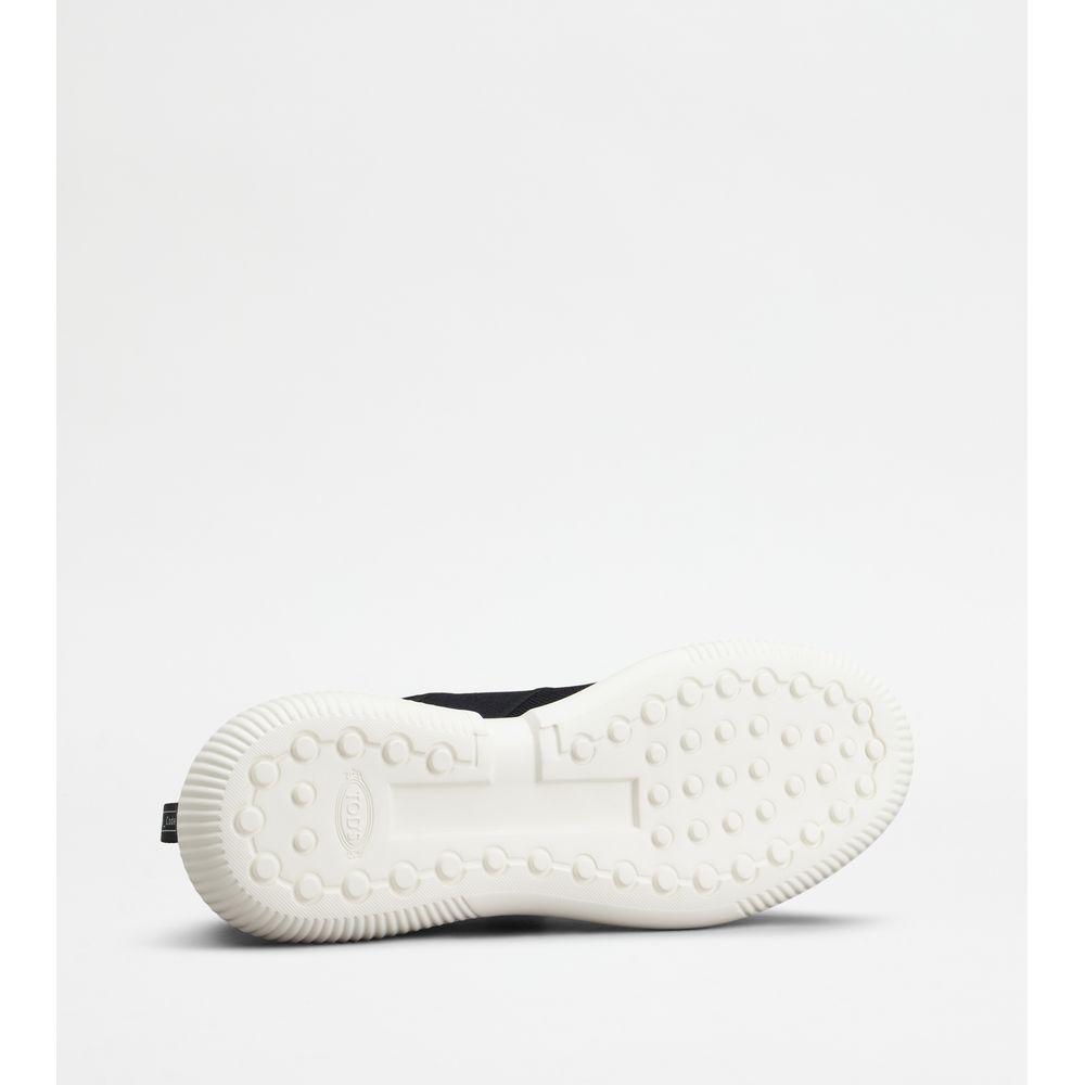 no_code knit in technical fabric and leather