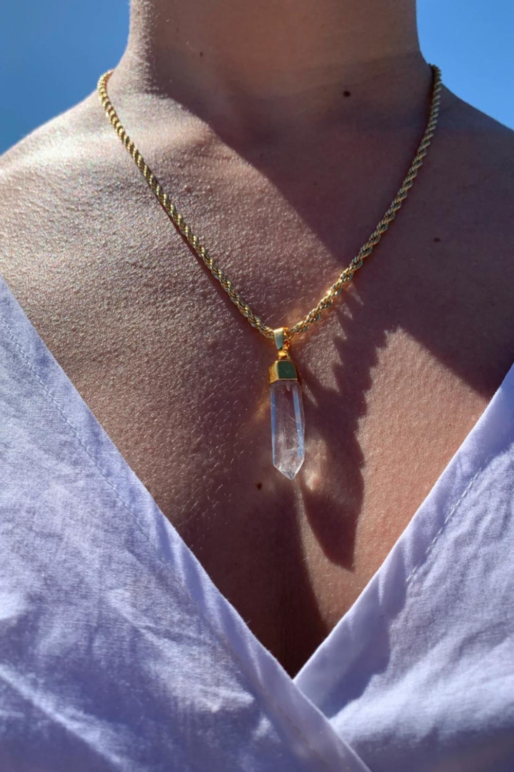 rock crystal quartz pendant in clear/gold