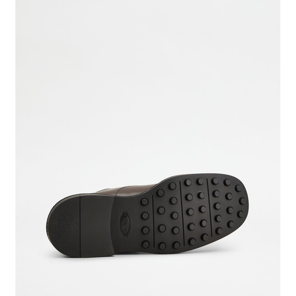 lace-ups in leather