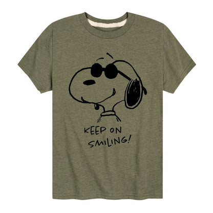 تي شيرت جرافيكي بأكمام قصيرة مطبوع عليه عبارة "Cool Joe Keep On Smiling" للأولاد - Peanuts