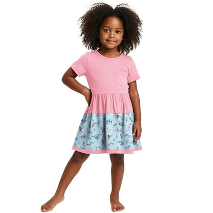 فستان Sparky Shark Twirl من The Pink Picket Fence باللون الوردي أو الأزرق - متوفر بمقاسات من 12 شهرًا إلى 8 سنوات