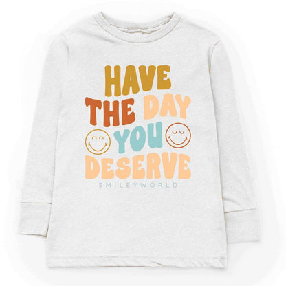تي شيرت شبابي بأكمام طويلة من ذا جونيبر شوب سمايلي وورلد استمتع باليوم الذي تستحقه