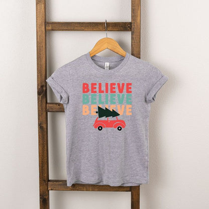 تي شيرت بأكمام قصيرة مطبوع عليه صورة سيارة مكدسة من متجر جونيبر