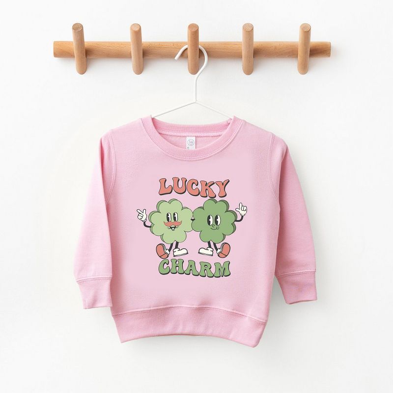 سويت شيرت جرافيكي فائق النعومة من Juniper Shop Lucky Charm Friends للشباب