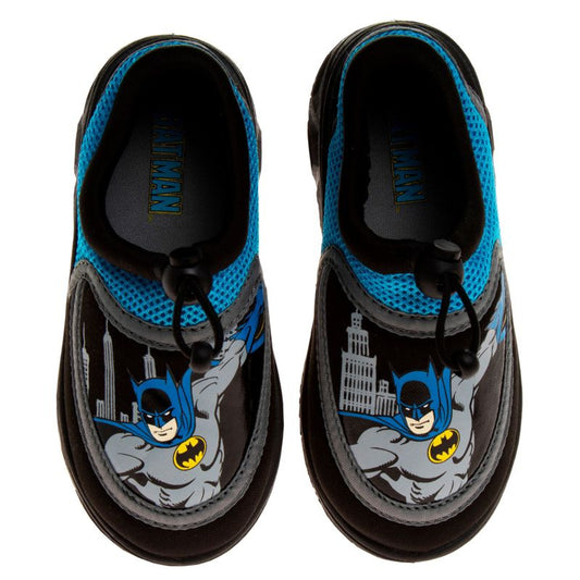أحذية مائية للأولاد من DC Comics Batman - جوارب مائية - صنادل رياضية مقاومة للماء سهلة الارتداء بنمط الأبطال الخارقين - نعال سباحة للشاطئ (للأطفال الصغار)