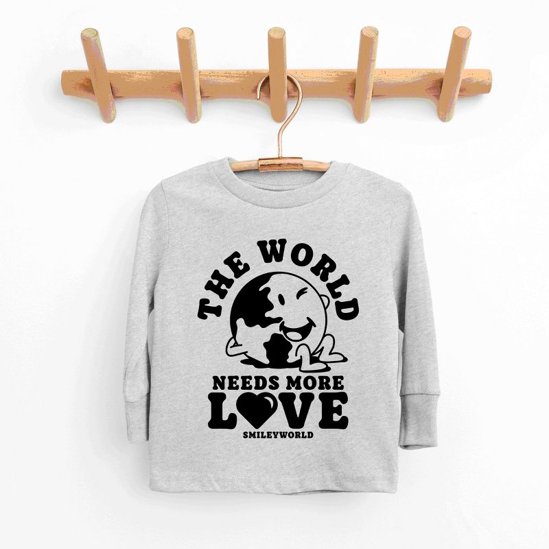 تي شيرت بأكمام طويلة للشباب من متجر جونيبر سمايلي وورلد "العالم يحتاج إلى المزيد من الحب"