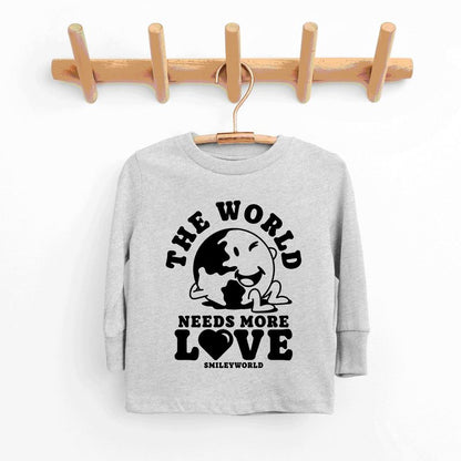 تي شيرت بأكمام طويلة للشباب من متجر جونيبر سمايلي وورلد "العالم يحتاج إلى المزيد من الحب"
