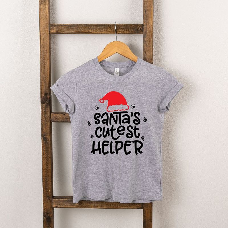 تي شيرت بأكمام قصيرة للشباب من Juniper Shop بعنوان Santa's Cutest Helper
