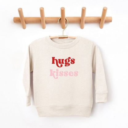 سويت شيرت جرافيكي ناعم للغاية من Juniper Shop Hugs And Kisses للشباب