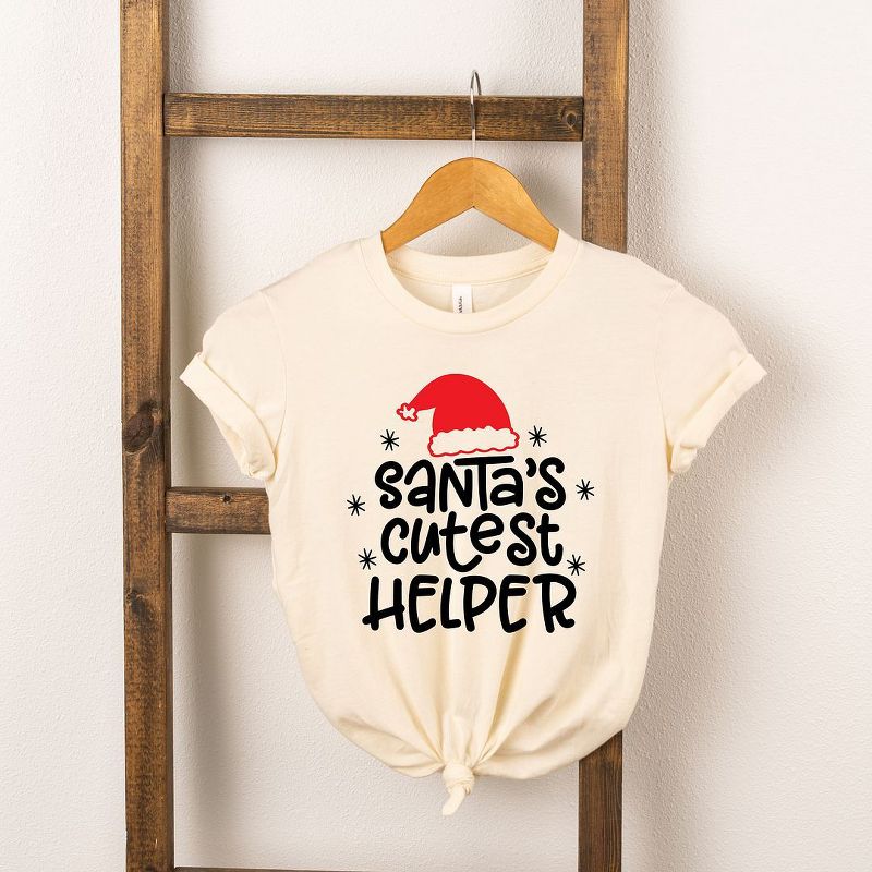 تي شيرت بأكمام قصيرة للشباب من Juniper Shop بعنوان Santa's Cutest Helper