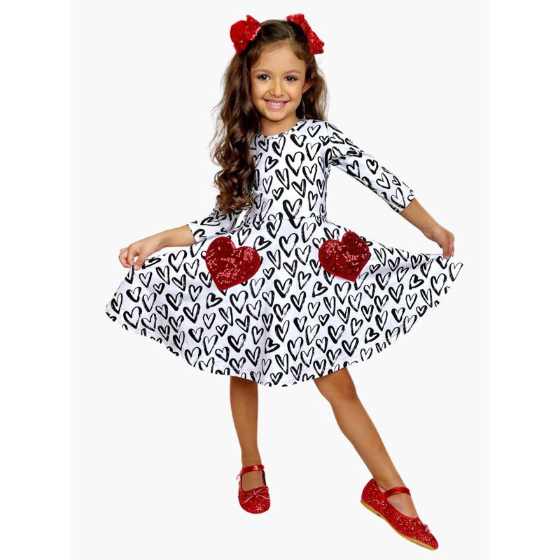 فستان سكيتر من تصميم ميا بيل جيرلز، مزين بترتر على شكل قلب، من تصميم دييس ويذ لوف
