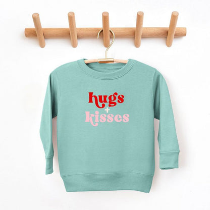 سويت شيرت جرافيكي ناعم للغاية من Juniper Shop Hugs And Kisses للشباب