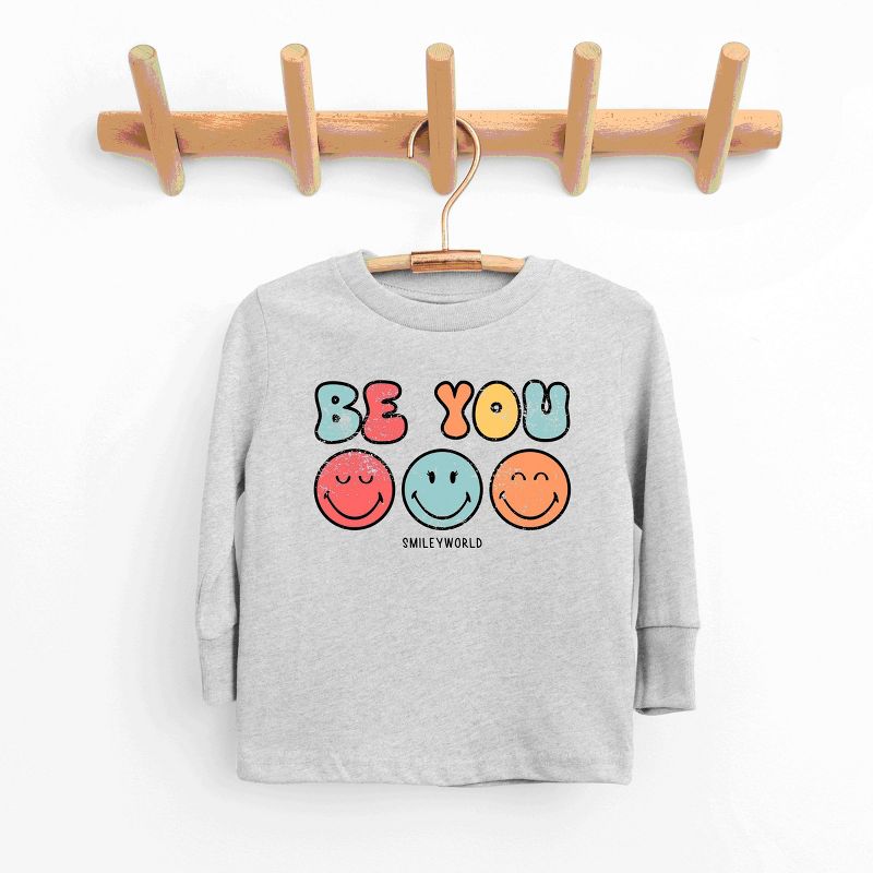 تي شيرت بأكمام طويلة من مجموعة The Juniper Shop SmileyWorld Be You Groovy Youth