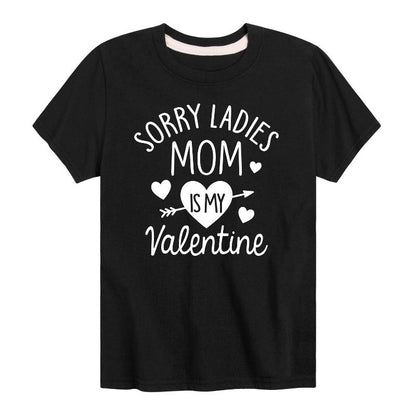 تي شيرت جرافيكي بأكمام قصيرة للأولاد - رسالة فورية - آسف يا سيداتي، أمي هي عيد الحب