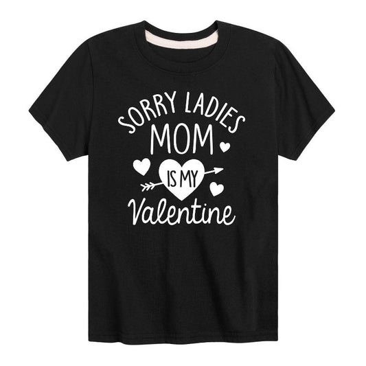 تي شيرت جرافيكي بأكمام قصيرة للأولاد - رسالة فورية - آسف يا سيداتي، أمي هي عيد الحب