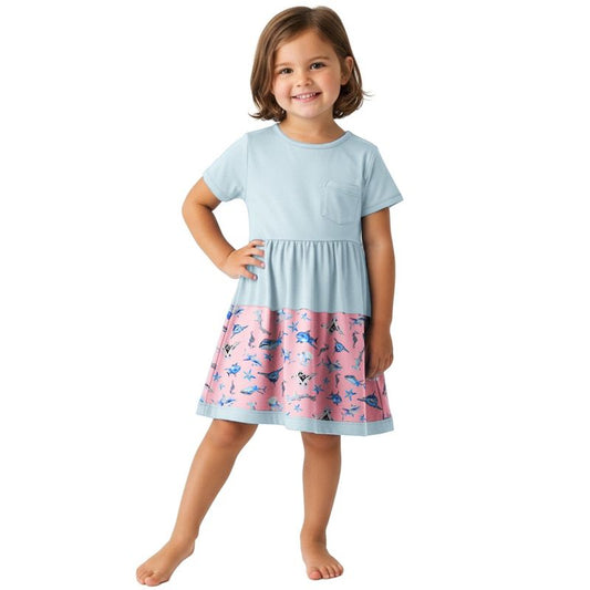 فستان Sparky Shark Twirl من The Pink Picket Fence باللون الوردي أو الأزرق - متوفر بمقاسات من 12 شهرًا إلى 8 سنوات