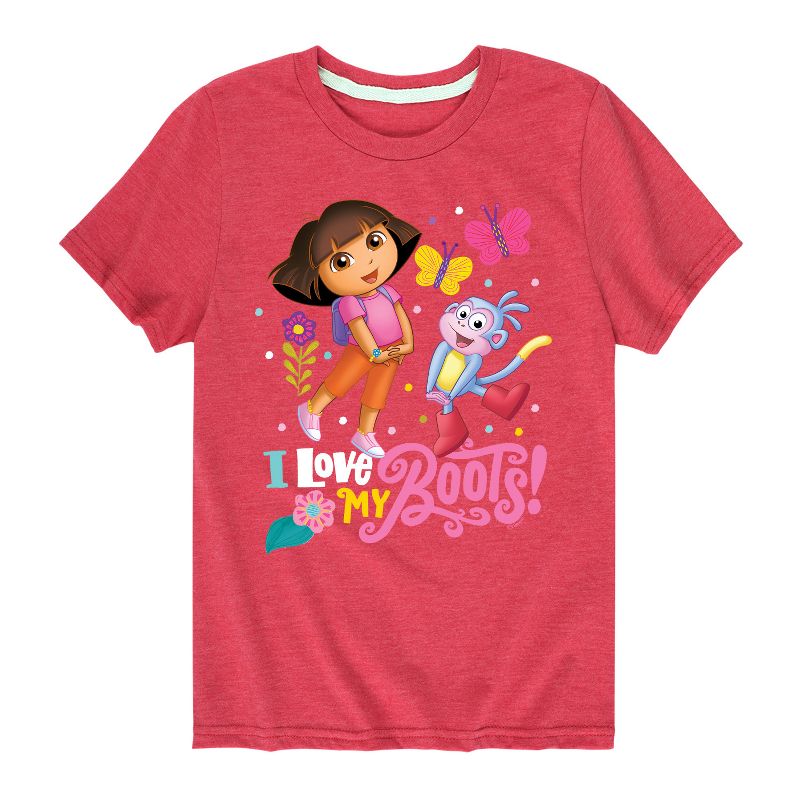 تي شيرت جرافيكي بأكمام قصيرة من تصميم دورا المستكشفة - أحب حذائي للأولاد
