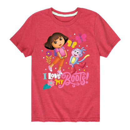 تي شيرت جرافيكي بأكمام قصيرة من تصميم دورا المستكشفة - أحب حذائي للأولاد