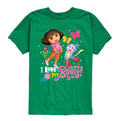 تي شيرت جرافيكي بأكمام قصيرة من تصميم دورا المستكشفة - أحب حذائي للأولاد