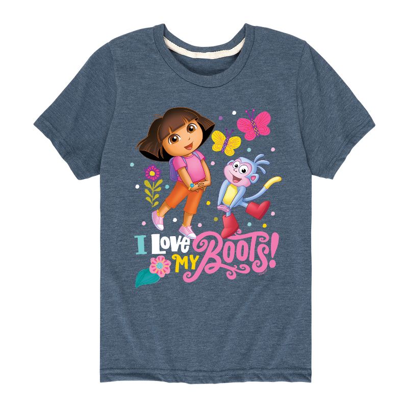 تي شيرت جرافيكي بأكمام قصيرة من تصميم دورا المستكشفة - أحب حذائي للأولاد