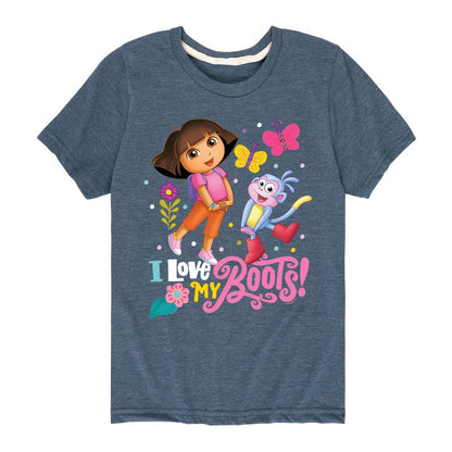 تي شيرت جرافيكي بأكمام قصيرة من تصميم دورا المستكشفة - أحب حذائي للأولاد