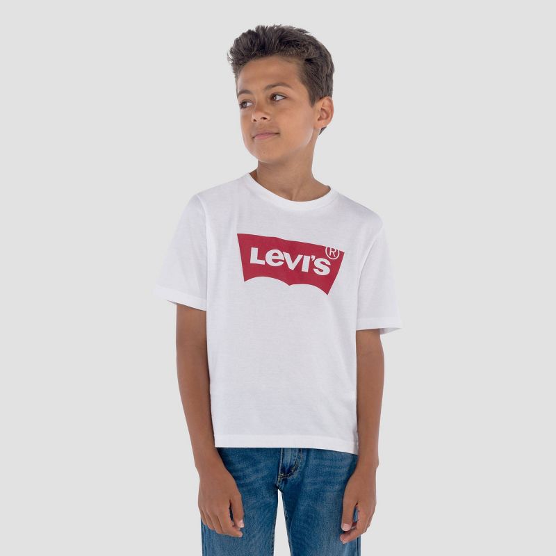 تي شيرت Levi's® للأولاد بأكمام قصيرة وشعار Batwing