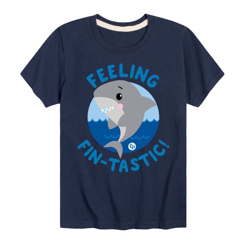 تي شيرت جرافيكي بأكمام قصيرة مطبوع عليه صورة سمكة قرش رائعة للأولاد من فيشر برايس