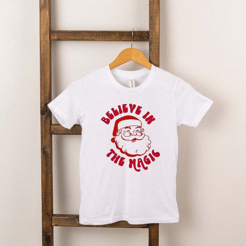 تي شيرت بأكمام قصيرة للشباب من Juniper Shop Believe In The Magic Santa